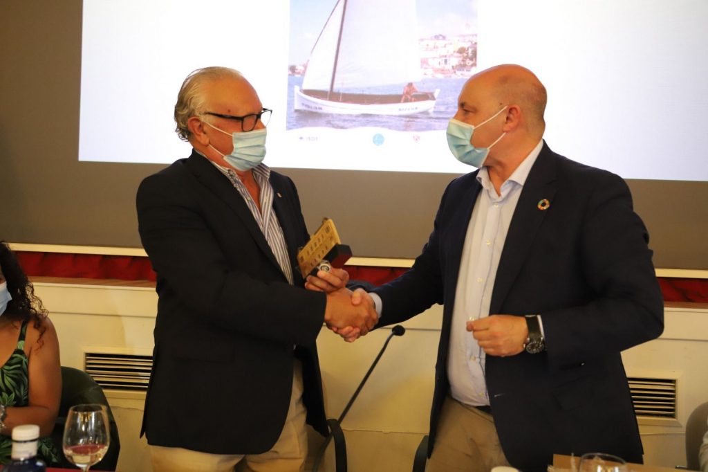 El autor D. Ramón Díaz-Canel Monteavaro. y D. Francisco Vinjoy Valea, alcalde de Castropol. El autor D. Ramón Díaz-Canel Monteavaro. y D. Francisco Vinjoy Valea, alcalde de Castropol.