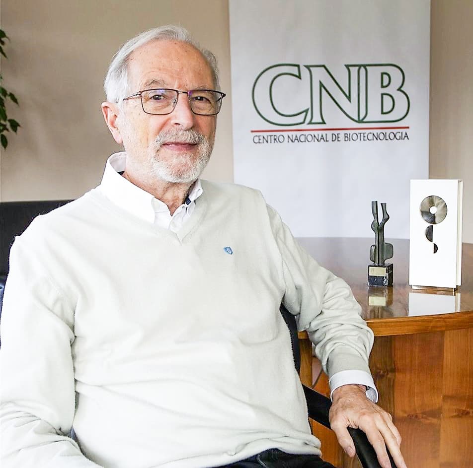 Foto luis enjuanes cnb csic 7089100b 960x1440 4 min Foto luis enjuanes cnb csic 7089100b 960x1440 4 min